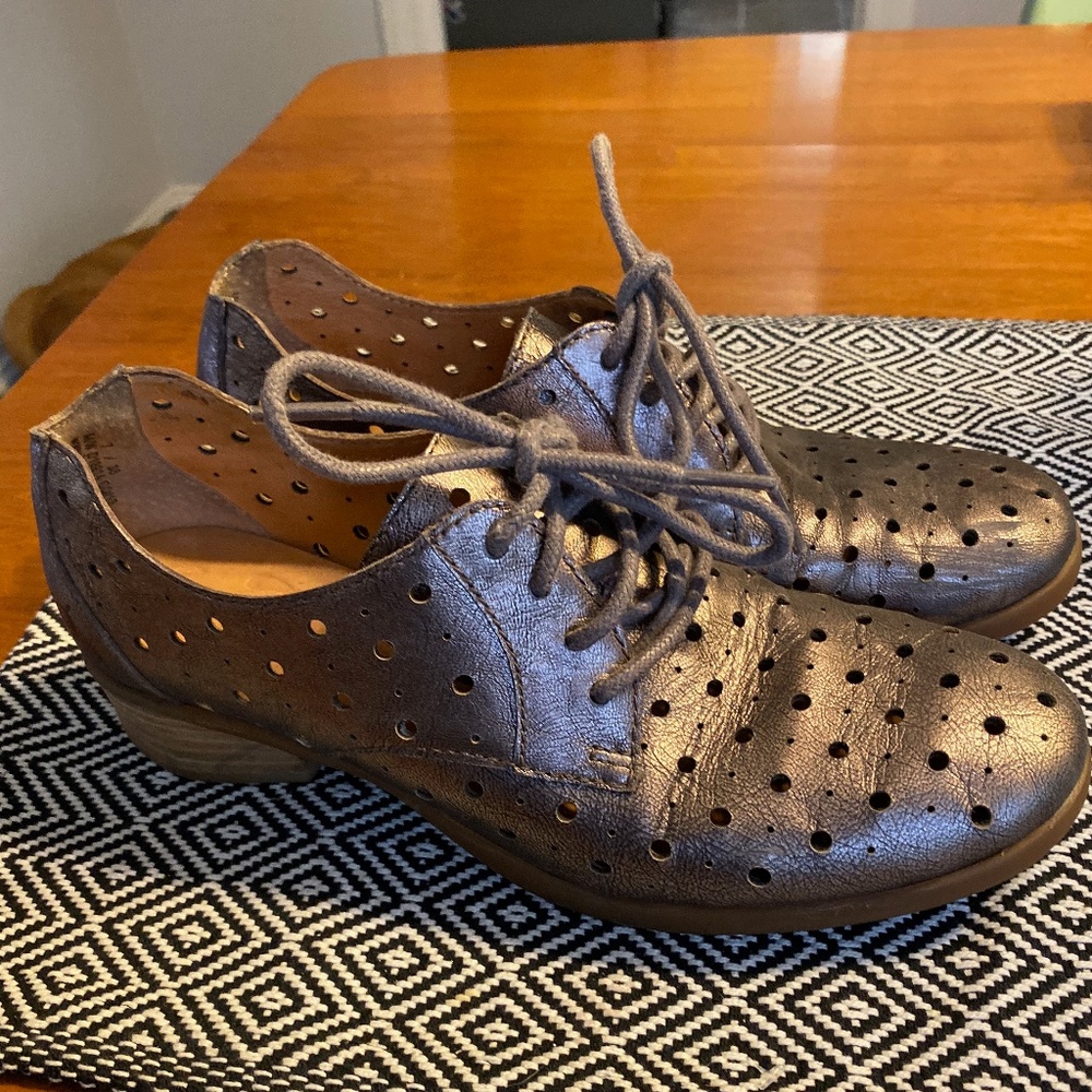 Born pewter leather lace up shoes, size 7/38